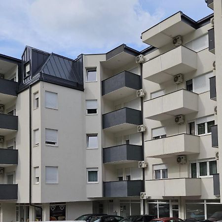 Adav Luxus Apartment Visoko Bagian luar foto